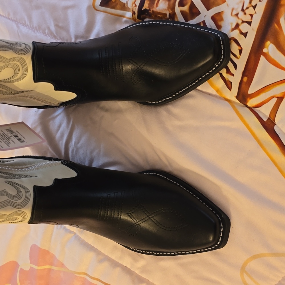 Boots - Picture 6 of 7